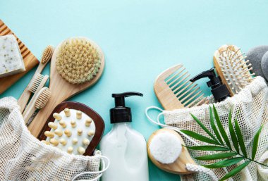 Sıfır doğal kozmetik ürünlerini pastel yeşil arka planda ziyan ediyor. Düz yatıyordu. 