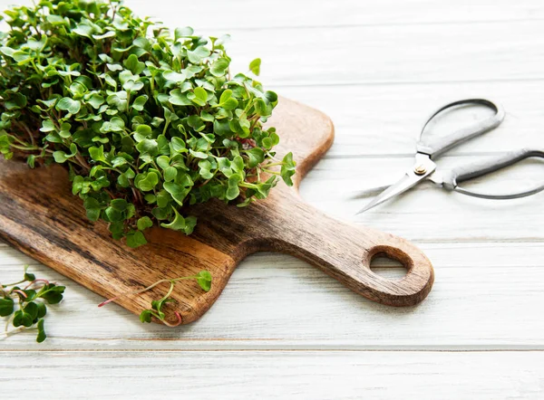 Tahta kesme tahtasında kırmızı turp mikroçipleri, sağlıklı bir kavram.