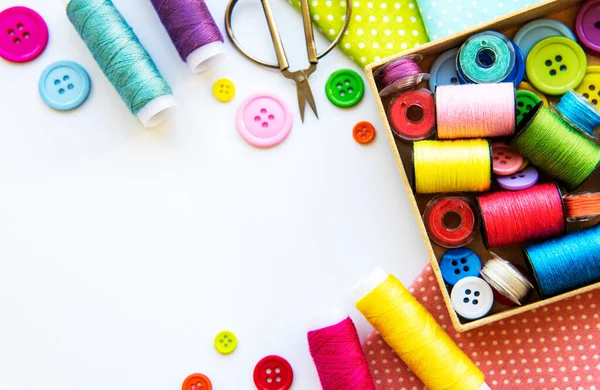 Accesorios Costura Tela Sobre Fondo Blanco Hilos Coser Agujas Alfileres — Foto de Stock