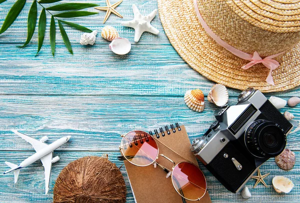 Summer Travel Concept Old Film Camera Hat Shell Palm Leaves — Stock Photo, Image