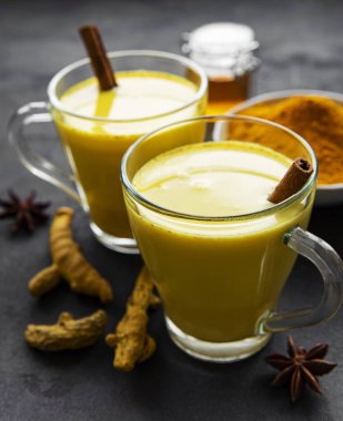 Sarı zerdeçal latte. Tarçınlı altın süt, zerdeçal, zencefil ve bal....