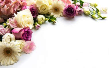 Beyaz arkaplandaki çiçeklerin iskeleti. Düz yatıyordu.