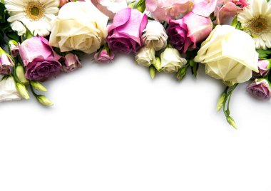 Beyaz arkaplandaki çiçeklerin iskeleti. Düz yatıyordu.