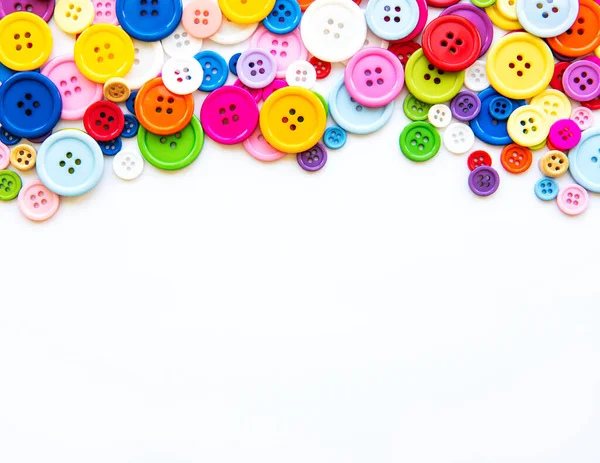Bottoni Cucito Multicolore Sfondo Bianco Bordo Cucito Vista Dall Alto — Foto Stock