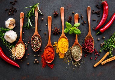 Siyah taş arka planda farklı baharatlar var. Üst görünüm. 