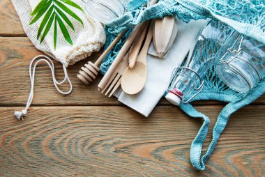 Pamuk torbaları, yeniden kullanılabilir cam kavanozlar, bambu ve ahşap çatal bıçaklar. Sıfır atık. Çevre dostu. Düz yatıyordu