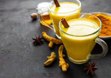 Sarı zerdeçal latte. Tarçınlı altın süt, zerdeçal, zencefil ve bal....