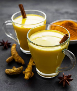 Sarı zerdeçal latte. Tarçınlı altın süt, zerdeçal, zencefil ve bal....