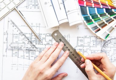 Mimari işyeri üst görünümü. Mimari proje, planlar, masanın üzerindeki şablonlar. İnşaat geçmişi. Mühendislik aletleri. Boşluğu kopyala