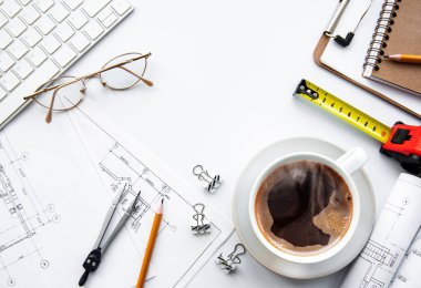 Mimari işyeri üst görünümü. Mimari proje, planlar, masanın üzerindeki şablonlar. İnşaat geçmişi. Mühendislik aletleri. Boşluğu kopyala