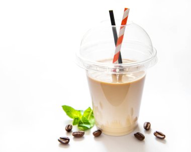 Süt ve nane arkaplanlı lezzetli soğuk kahve kokteyli.