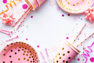 Doğum günü süslemeleri. Yukarıdan ücretsiz metin alanı olan tablo ayarı. Düz yatış, üst görünüm