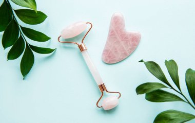 Yüz masajı için Jade Roller. Pembe gua sha yüz masajı aletleri. Yaş, kaldırma ve tonlama tedavisi