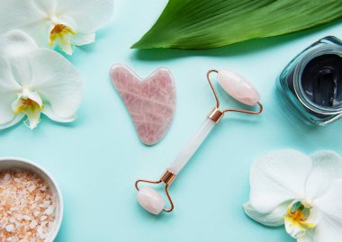 Yüz masajı için Jade Roller. Pembe gua sha yüz masajı aletleri. Yaş, kaldırma ve tonlama tedavisi