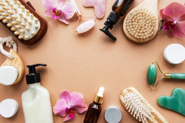 Kahverengi arka planda sıfır atık banyo aksesuarı ve yeşim silindir. Düz yatıyordu