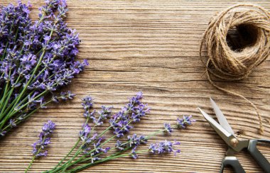 Eski ahşap arkaplanda, metin için yeri olan lavanta buketi, üst görünüm
