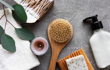 Sıfır atık doğal kozmetik ürünleri beton arka planda. Düz yatıyordu. 