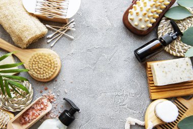 Sıfır atık doğal kozmetik ürünleri beton arka planda. Düz yatıyordu. 