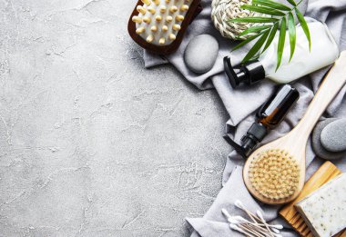 Sıfır atık doğal kozmetik ürünleri beton arka planda. Düz yatıyordu. 