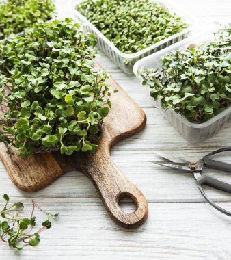 Tahta kesme tahtasında kırmızı turp mikroçipleri, sağlıklı bir kavram.