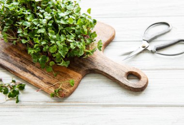 Tahta kesme tahtasında kırmızı turp mikroçipleri, sağlıklı bir kavram.