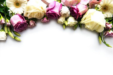 Beyaz arkaplandaki çiçeklerin iskeleti. Düz yatıyordu.