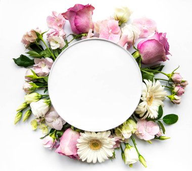 Yuvarlak çerçevede pembe güller ve çiçekler beyaz arkaplanda yazı için beyaz daireler.