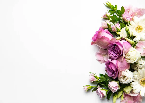 Keret Virágok Fehér Háttér Lapos Fektetés — Stock Fotó