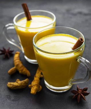 Sarı zerdeçal latte. Tarçınlı altın süt, zerdeçal, zencefil ve bal....