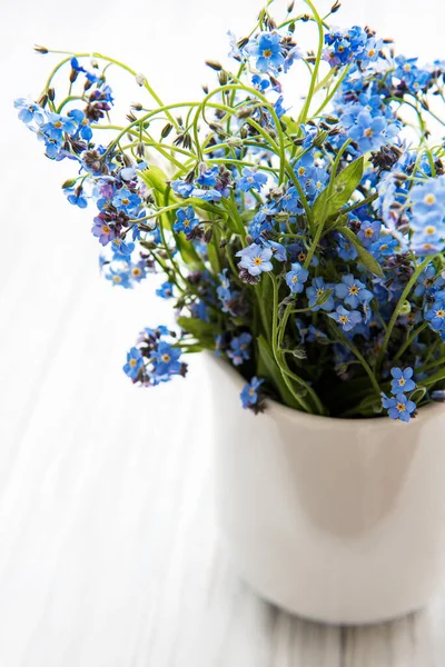 Olvídame Flores Una Taza Sobre Mesa —  Fotos de Stock