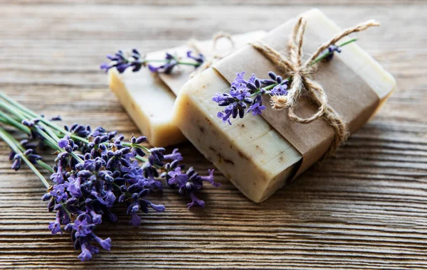 Barras Jabón Hecho Mano Con Flores Lavanda Sobre Fondo Grunge — Foto de Stock