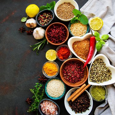 Siyah beton arka planda bir kasede çeşitli baharatlar. Üst görünüm kopyalama alanı.