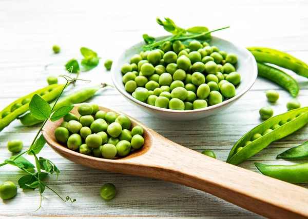 Groene Erwten Witte Schaal Met Verse Peulen Houten Tafel Bovenaanzicht — Stockfoto