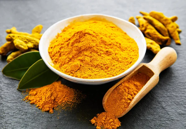 Ciotola Con Curcuma Polvere Radici Secche Fondo Nero — Foto Stock