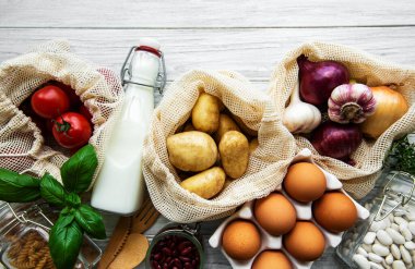 Mutfaktaki masada, eko pamuklu poşetlerde taze meyve ve sebzeler. Sıfır atık alışveriş. 