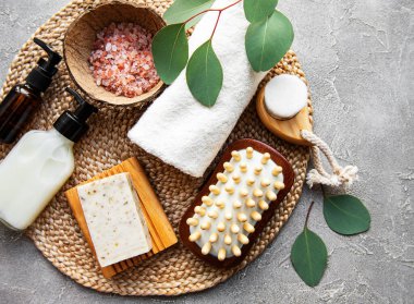 Sıfır atık doğal kozmetik ürünleri beton arka planda. Düz yatıyordu. 