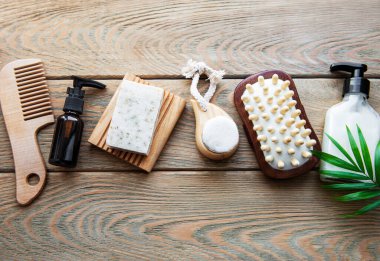 Sıfır doğal kozmetik ürünlerini ahşap arka planda ziyan ediyor. Düz yatıyordu. 