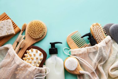 Sıfır doğal kozmetik ürünlerini pastel yeşil arka planda ziyan ediyor. Düz yatıyordu. 