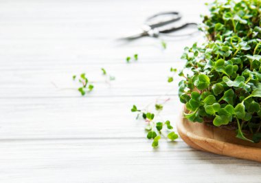 Beyaz ahşap bir masada kırmızı turp mikroçipleri, sağlıklı bir kavram.
