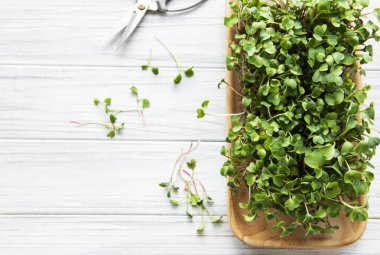 Beyaz ahşap bir masada kırmızı turp mikroçipleri, sağlıklı bir kavram.
