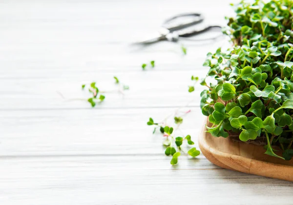 Beyaz ahşap bir masada kırmızı turp mikroçipleri, sağlıklı bir kavram.
