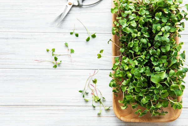 Beyaz ahşap bir masada kırmızı turp mikroçipleri, sağlıklı bir kavram.