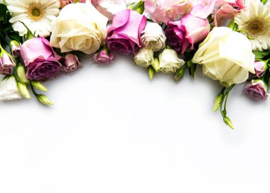 Beyaz arkaplandaki çiçeklerin iskeleti. Düz yatıyordu.