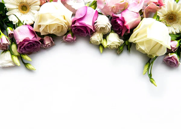 Beyaz arkaplandaki çiçeklerin iskeleti. Düz yatıyordu.