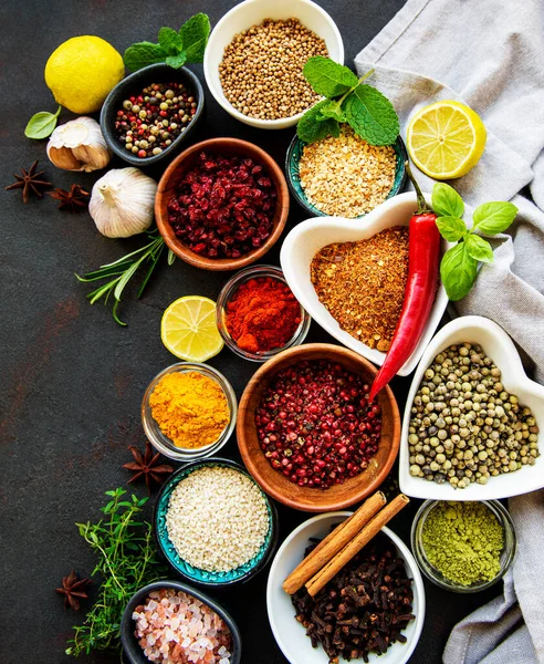 Siyah beton arka planda bir kasede çeşitli baharatlar. Üst görünüm kopyalama alanı.