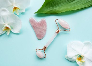 Yüz masajı için Jade Roller. Pembe gua sha yüz masajı aletleri. Yaş, kaldırma ve tonlama tedavisi