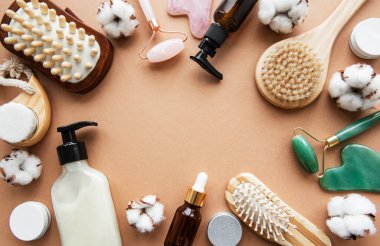 Kahverengi arka planda sıfır atık banyo aksesuarı ve yeşim silindir. Düz yatıyordu