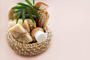 Açık kahverengi arka planda sıfır atık doğal kozmetik ürünleri. Üst görünüm