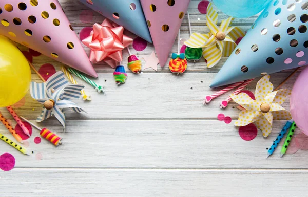Днем Рождения Праздником Плоские Шляпы Конфетти Ленточки Белом Деревянном Фоне — стоковое фото