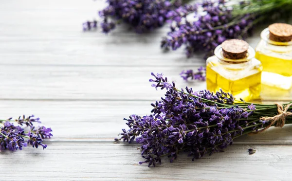 Flores Frescas Lavanda Óleos Essenciais Garrafas Sobre Fundo Madeira Branca — Fotografia de Stock